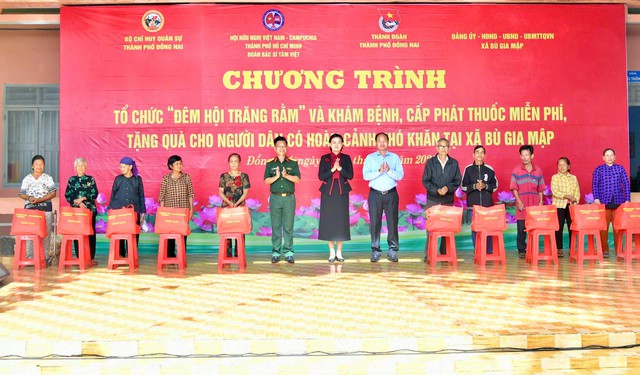 Ấm áp “Đêm hội Trăng rằm” và hành trình nghĩa tình nơi biên giới Bù Gia Mập - Ảnh 4.