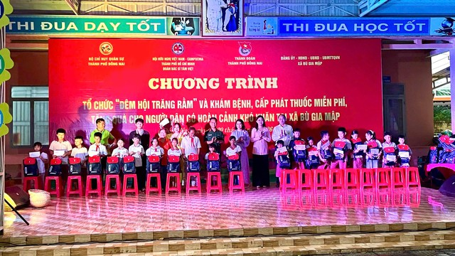Ấm áp “Đêm hội Trăng rằm” và hành trình nghĩa tình nơi biên giới Bù Gia Mập - Ảnh 1.