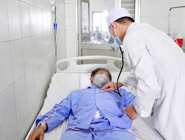 Báo động đỏ nội viện cứu sống bệnh nhân bị 2 thanh sắt xuyên thấu do tai nạn giao thông - Ảnh 2.