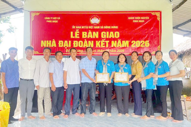 An Giang: Bàn giao 6 căn nhà Đại đoàn kết cho các hộ có hoàn cảnh khó khăn ở xã Tân Thạnh, Đông Hoà và Đông Hưng- Ảnh 7.