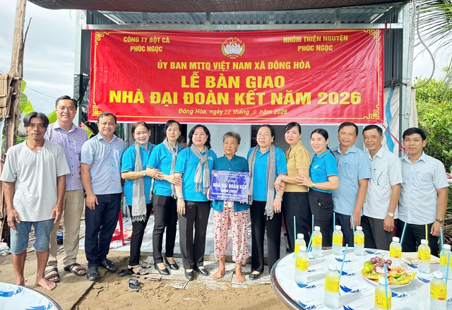 An Giang: Bàn giao 6 căn nhà Đại đoàn kết cho các hộ có hoàn cảnh khó khăn ở xã Tân Thạnh, Đông Hoà và Đông Hưng- Ảnh 1.