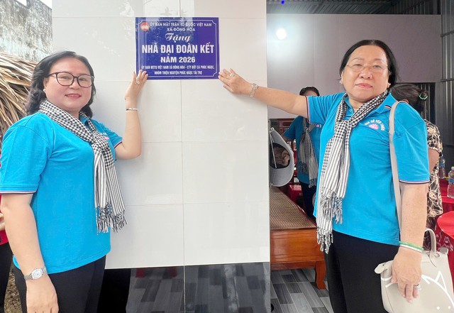 An Giang: Bàn giao 6 căn nhà Đại đoàn kết cho các hộ có hoàn cảnh khó khăn ở xã Tân Thạnh, Đông Hoà và Đông Hưng- Ảnh 4.