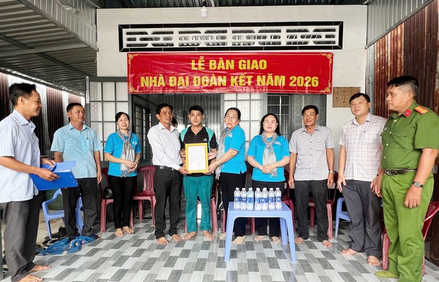 An Giang: Bàn giao 6 căn nhà Đại đoàn kết cho các hộ có hoàn cảnh khó khăn ở xã Tân Thạnh, Đông Hoà và Đông Hưng- Ảnh 5.