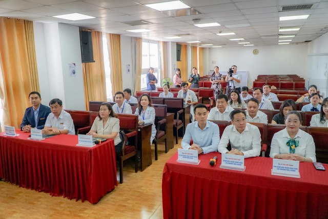 BIDV Chi nhánh Hậu Giang trao tặng 2 máy siêu âm tổng quát cho Bệnh viện Đa khoa TP Cần Thơ- Ảnh 1.