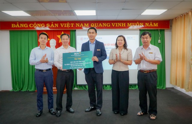 BIDV Chi nhánh Hậu Giang trao tặng 2 máy siêu âm tổng quát cho Bệnh viện Đa khoa TP Cần Thơ- Ảnh 3.