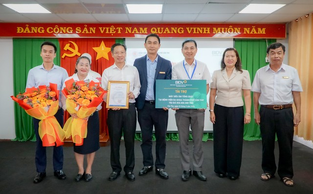 BIDV Chi nhánh Hậu Giang trao tặng 2 máy siêu âm tổng quát cho Bệnh viện Đa khoa TP Cần Thơ- Ảnh 5.