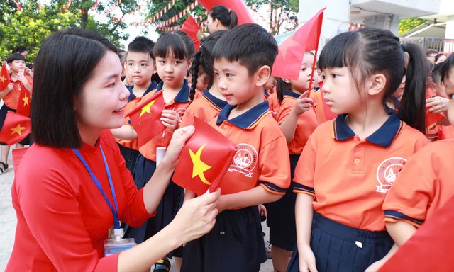 GIÁO DỤC BẮC NINH: TỪ NỖ LỰC ĐẢM BẢO SÁCH GIÁO KHOA ĐẾN KỶ NGUYÊN SỐ - Ảnh 1.