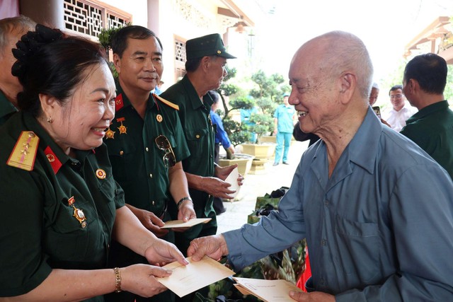 Đại tướng Phạm Văn Trà giao lưu, tặng quà các cựu chiến binh Đồng Nai - Ảnh 2.