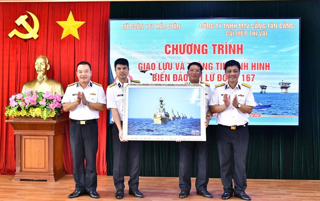 Lữ đoàn 167 Hải quân giao lưu với Công ty TNHH MTV Cảng Tân Cảng - Cái Mép Thị Vải - Ảnh 4.