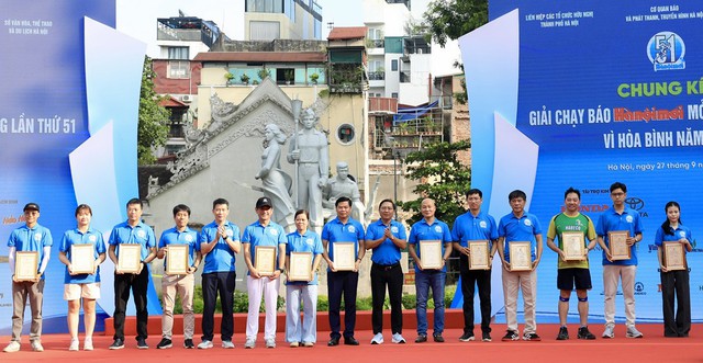 Giải chạy Báo Hànộimới mở rộng lần thứ 51: Gửi thông điệp "Vì hòa bình" của Thủ đô Hà Nội đến bạn bè năm châu - Ảnh 4.