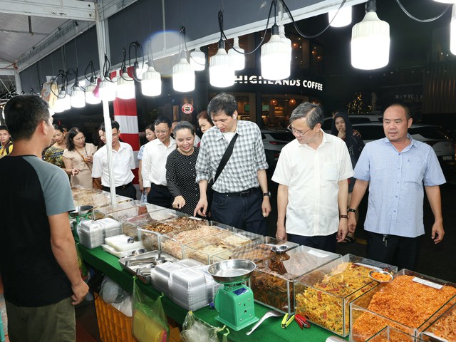 Chủ tịch UBND TP Cần Thơ Trương Cảnh Tuyên tham quan Hội chợ ẩm thực Trăng Đoàn Viên - Mỹ Vị Tây Đô- Ảnh 5.