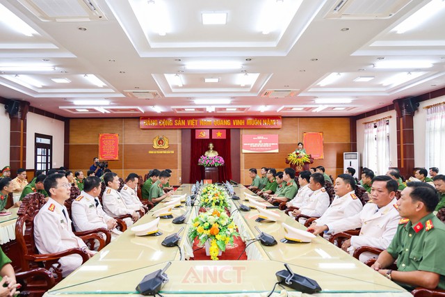 Công an TP Cần Thơ công bố Quyết định thăng cấp bậc hàm Đại tá năm 2026- Ảnh 1.
