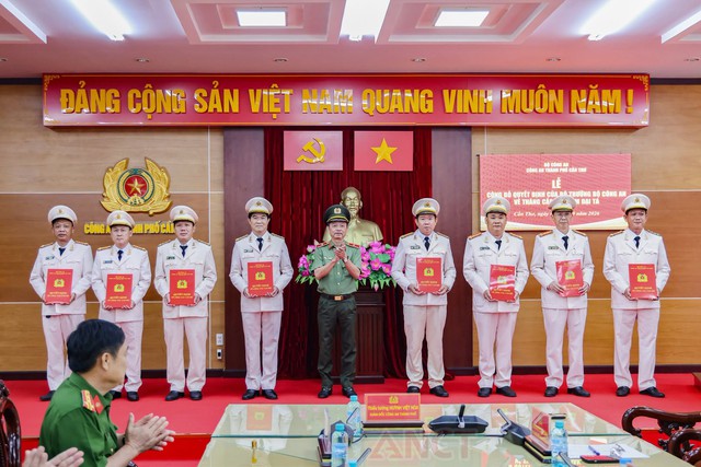Công an TP Cần Thơ công bố Quyết định thăng cấp bậc hàm Đại tá năm 2026- Ảnh 2.