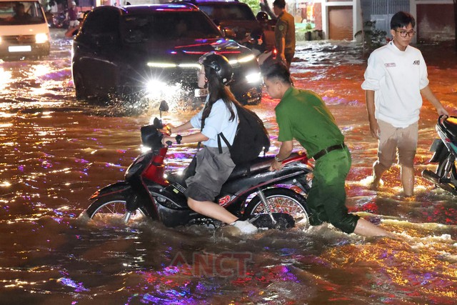 Công an phường Cái Khế hỗ trợ người dân qua khu vực ngập sâu do triều cường- Ảnh 4.