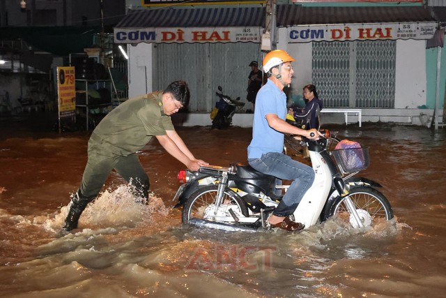 Công an phường Cái Khế hỗ trợ người dân qua khu vực ngập sâu do triều cường- Ảnh 5.