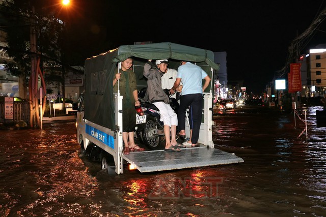 Công an phường Cái Khế hỗ trợ người dân qua khu vực ngập sâu do triều cường- Ảnh 6.