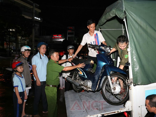 Công an phường Cái Khế hỗ trợ người dân qua khu vực ngập sâu do triều cường- Ảnh 7.