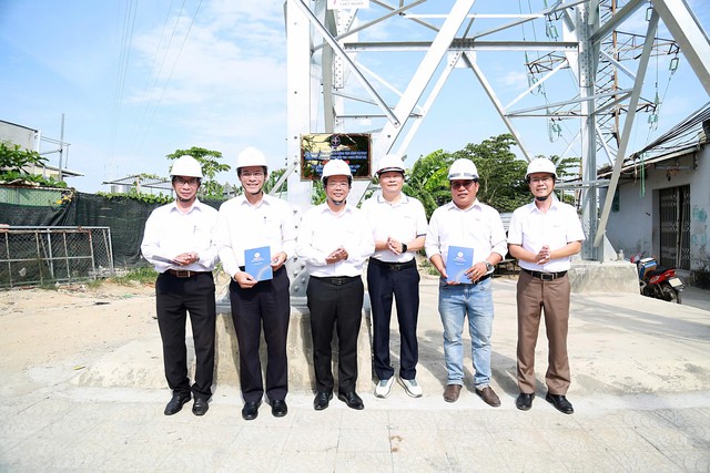 Gắn biển công trình chào mừng kỷ niệm 50 năm Ngày thành lập Công ty Điện lực Đà Nẵng - Ảnh 1.