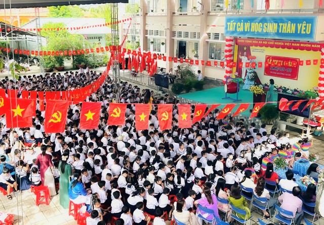 Tạp chí Doanh nghiệp và Tiếp thị tặng 100 nón bảo hiểm cho Trường Tiểu học Vĩnh Phong 2 nhân dịp khai giảng năm học 2026 - 2027- Ảnh 1.