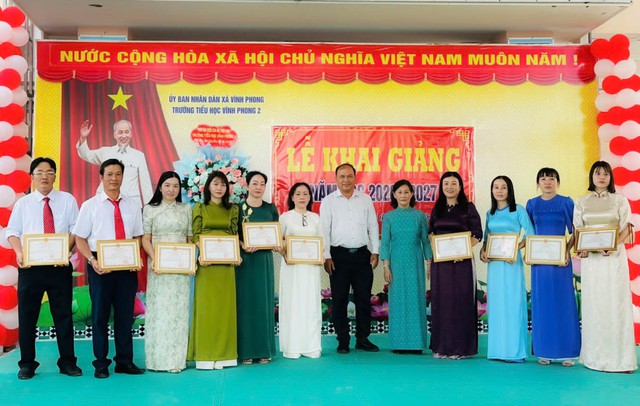 Tạp chí Doanh nghiệp và Tiếp thị tặng 100 nón bảo hiểm cho Trường Tiểu học Vĩnh Phong 2 nhân dịp khai giảng năm học 2026 - 2027- Ảnh 2.
