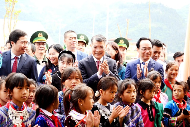 Thủ tướng Chính phủ Lê Minh Hưng dự Lễ khai giảng năm học mới tại Lào Cai- Ảnh 3.