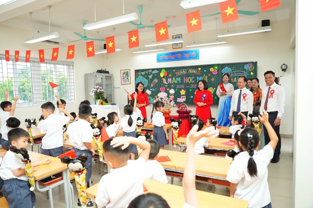 Rộn ràng ngày hội khai giảng tại Trường Tiểu học Đô thị Việt Hưng- Ảnh 4.