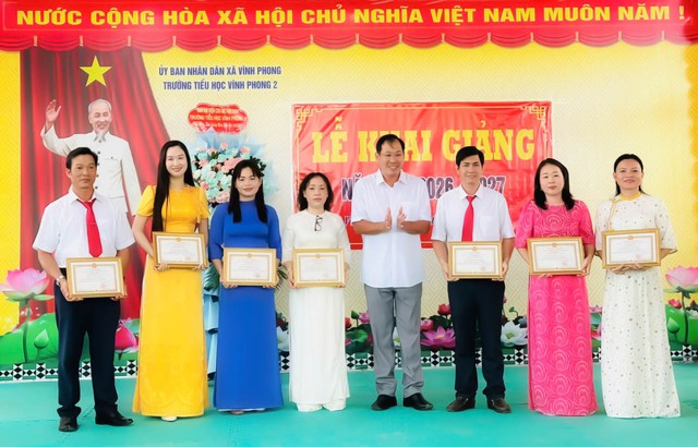 Tạp chí Doanh nghiệp và Tiếp thị tặng 100 nón bảo hiểm cho Trường Tiểu học Vĩnh Phong 2 nhân dịp khai giảng năm học 2026 - 2027- Ảnh 3.