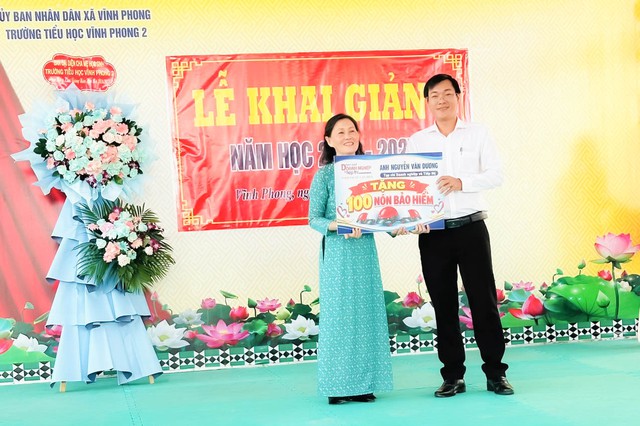 Tạp chí Doanh nghiệp và Tiếp thị tặng 100 nón bảo hiểm cho Trường Tiểu học Vĩnh Phong 2 nhân dịp khai giảng năm học 2026 - 2027- Ảnh 4.