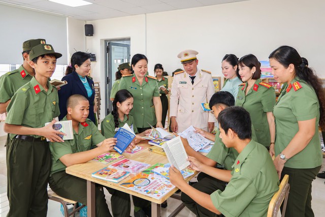 Tiếp sức học sinh Trường Văn hóa Công an nhân dân III vững bước vào năm học mới- Ảnh 7.