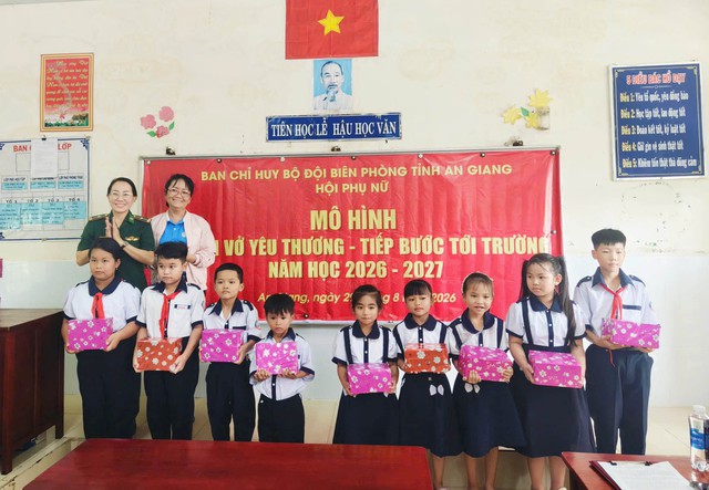 Hội phụ nữ BĐBP tỉnh An Giang tiếp sức học sinh nghèo, khó khăn đầu năm học mới 2026-2027- Ảnh 3.
