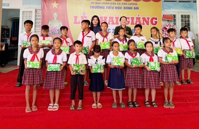 Hội phụ nữ BĐBP tỉnh An Giang tiếp sức học sinh nghèo, khó khăn đầu năm học mới 2026-2027- Ảnh 1.