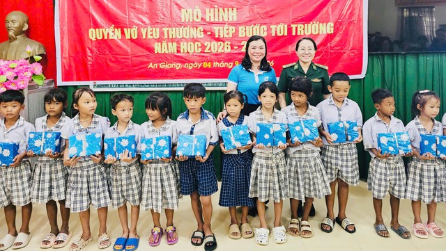 Hội phụ nữ BĐBP tỉnh An Giang tiếp sức học sinh nghèo, khó khăn đầu năm học mới 2026-2027- Ảnh 2.