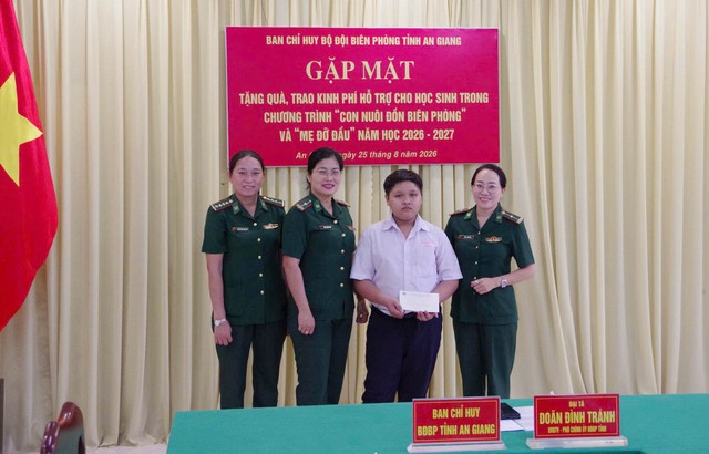 Hội phụ nữ BĐBP tỉnh An Giang tiếp sức học sinh nghèo, khó khăn đầu năm học mới 2026-2027- Ảnh 5.