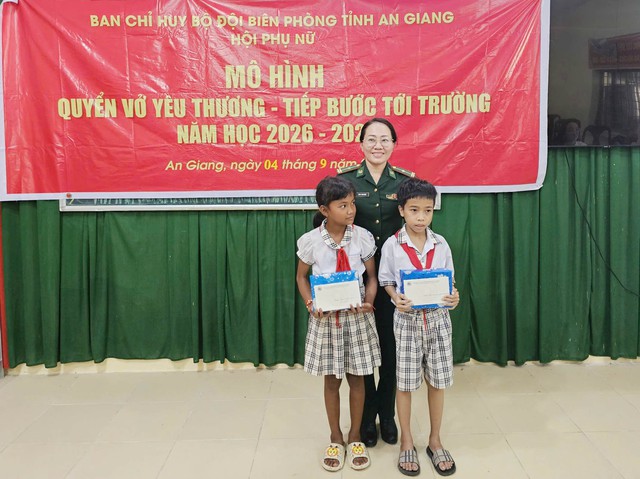 Hội phụ nữ BĐBP tỉnh An Giang tiếp sức học sinh nghèo, khó khăn đầu năm học mới 2026-2027- Ảnh 6.