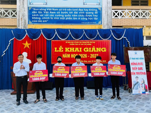 Công ty TNHH Hồng Đức trao 170 suất học bổng “Hồng Đức tiếp sức đến trường” năm học 2026-2027- Ảnh 4.