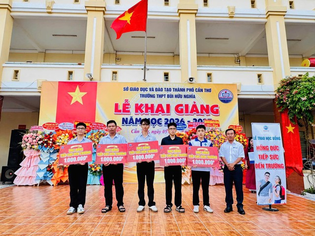 Công ty TNHH Hồng Đức trao 170 suất học bổng “Hồng Đức tiếp sức đến trường” năm học 2026-2027- Ảnh 1.