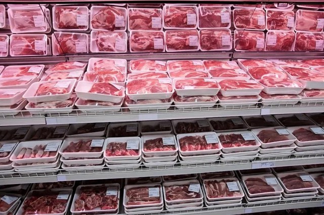 Thịt heo nhập khẩu giảm giá sâu, chăn nuôi trong nước chịu sức ép - Ảnh 1.