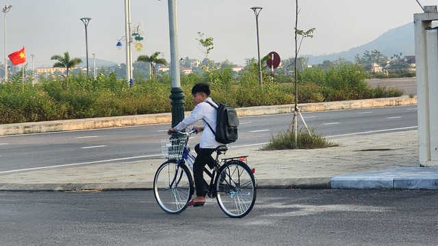 Nghệ An: Trao 100 xe đạp tiếp sức học sinh khó khăn đến trường - Ảnh 8.
