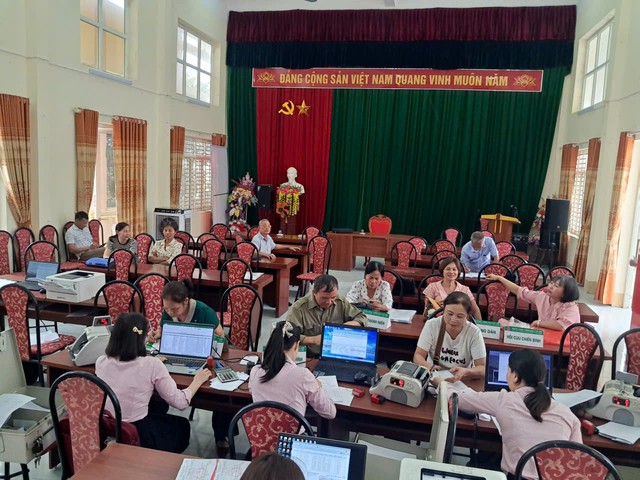 Phòng giao dịch NHCSXH Thanh Ba: Giữ dòng vốn chính sách thông suốt sau sắp xếp đơn vị hành chính - Ảnh 2.