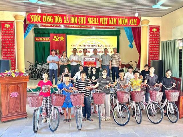 Nghệ An: Trao 100 xe đạp tiếp sức học sinh khó khăn đến trường - Ảnh 6.