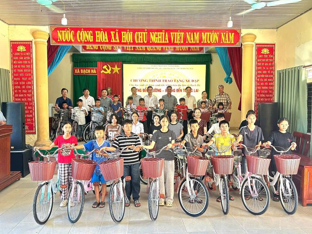 Nghệ An: Trao 100 xe đạp tiếp sức học sinh khó khăn đến trường - Ảnh 7.