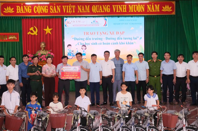 Nghệ An: Trao 100 xe đạp tiếp sức học sinh khó khăn đến trường - Ảnh 3.