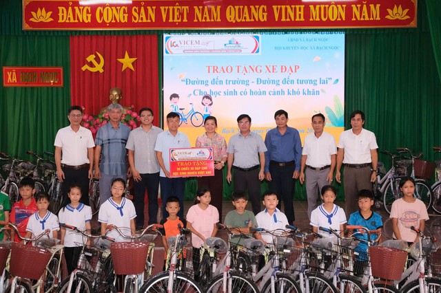 Nghệ An: Trao 100 xe đạp tiếp sức học sinh khó khăn đến trường - Ảnh 2.