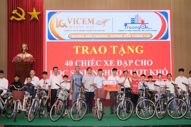 Nghệ An: Trao 100 xe đạp tiếp sức học sinh khó khăn đến trường - Ảnh 4.