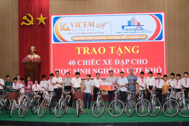 Nghệ An: Trao 100 xe đạp tiếp sức học sinh khó khăn đến trường - Ảnh 5.