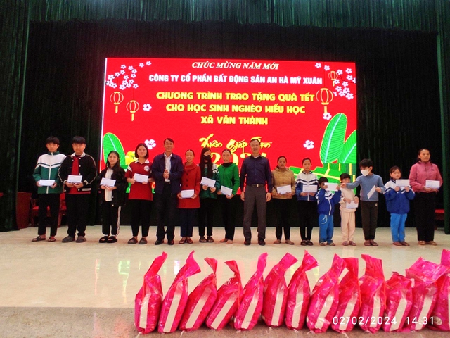 Công ty CP BĐS An Hà Mỹ Xuân trao tặng quà tết cho học sinh nghèo hiếu học xã Văn Thành
