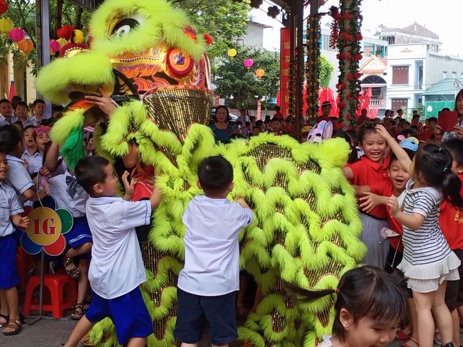 Vui tết Trung Thu cùng học sinh trường tiểu học Thọ Sơn - Ảnh 3.