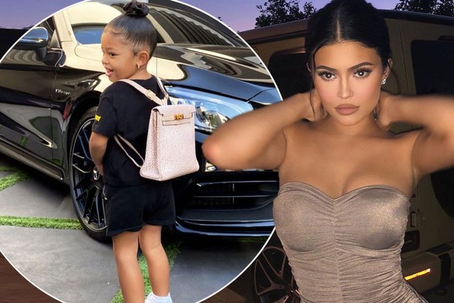Kylie Jenner's daughter wore a backpack worth $12,000 on her first day of school - Photo 1.