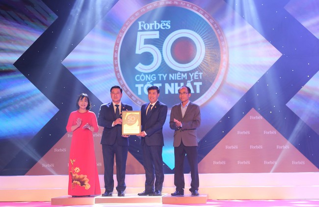Đại diện Ban Lãnh đạo HDBank tại Lễ vinh danh Top 50 Công ty niêm yết tốt nhất năm 2020.