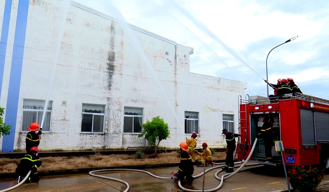 An Giang: Diễn tập phòng cháy chữa cháy và cứu nạn, cứu hộ tại Công ty may mặc - Ảnh 4.